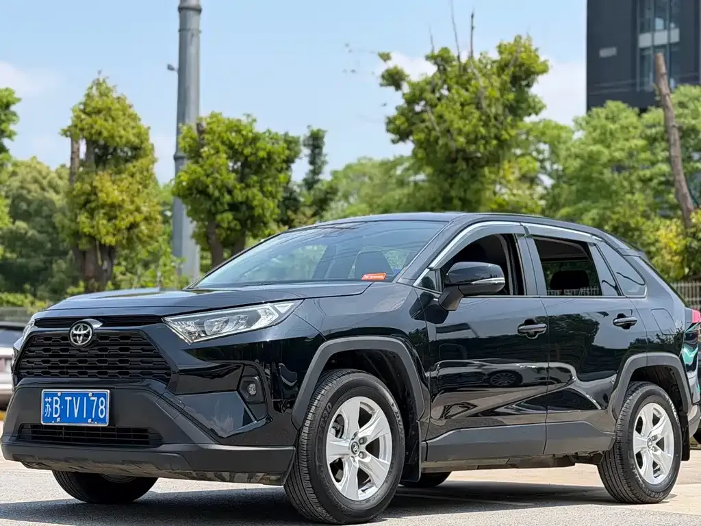 Toyota RAV4 — фото 1