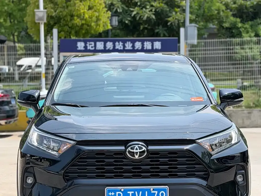 Toyota RAV4 — фото 4