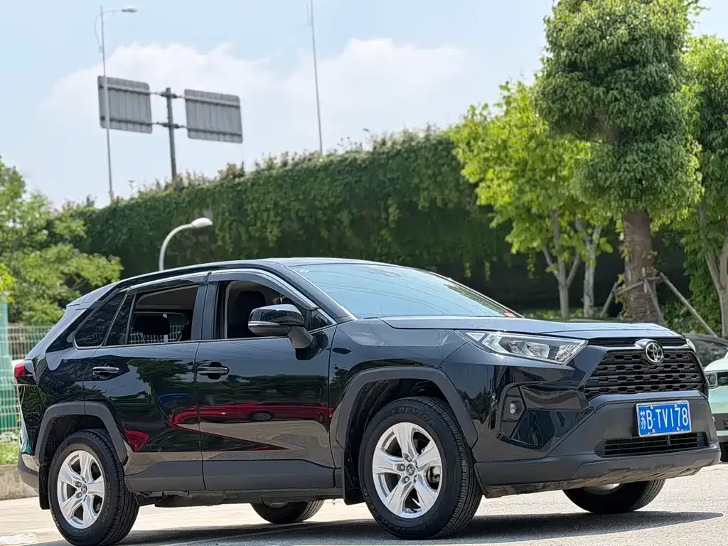Toyota RAV4 — фото 7