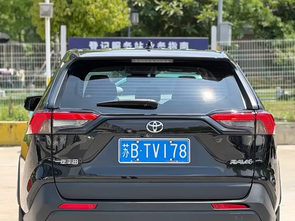 Toyota RAV4 — фото 3