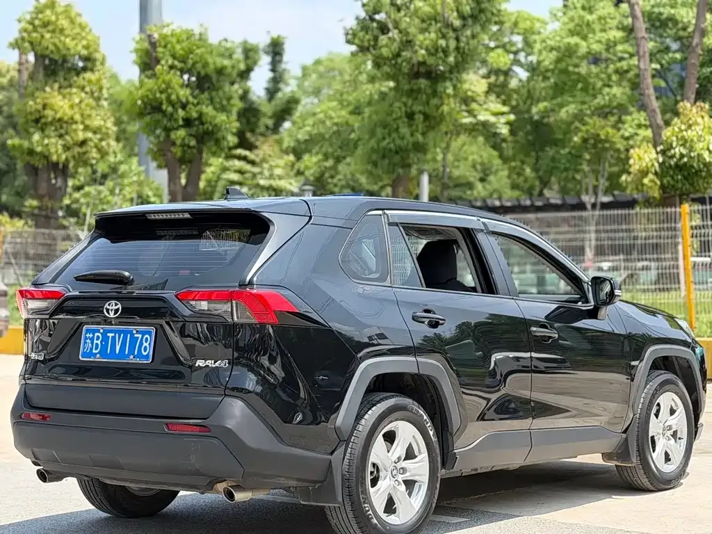 Toyota RAV4 — фото 10