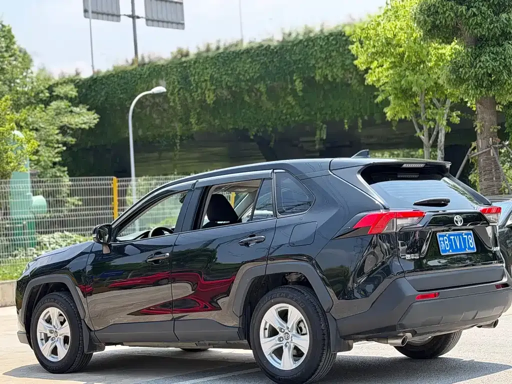 Toyota RAV4 — фото 8