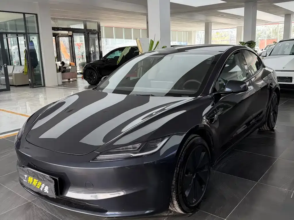 Tesla Model 3 — фото 1