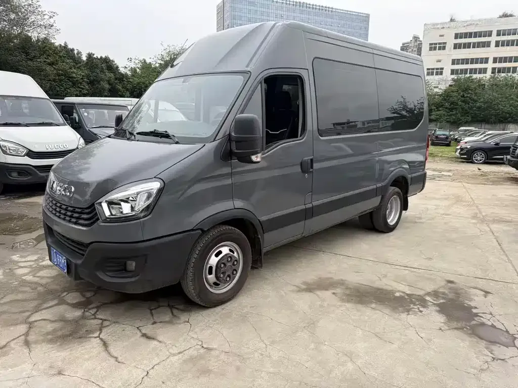 IVECO Ousheng — фото 3