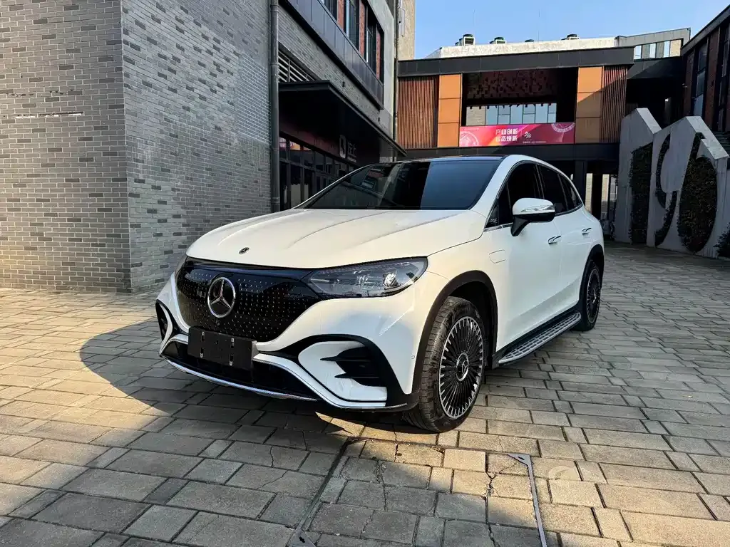 Mercedes-Benz EQE SUV — фото 1