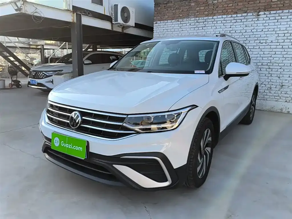 Volkswagen Tiguan L — фото 1