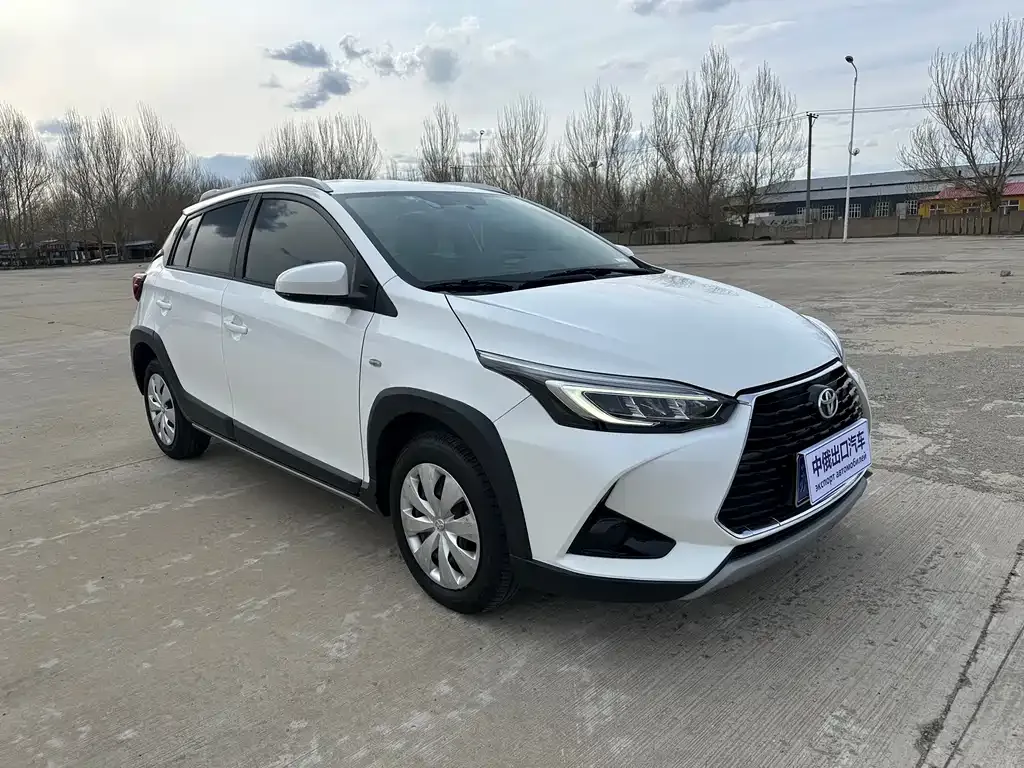 Toyota Yaris L — фото 1