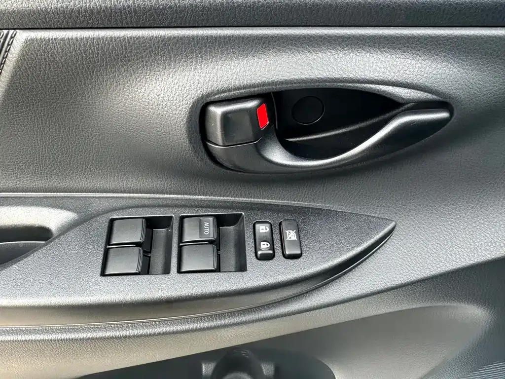 Toyota Yaris L — фото 10