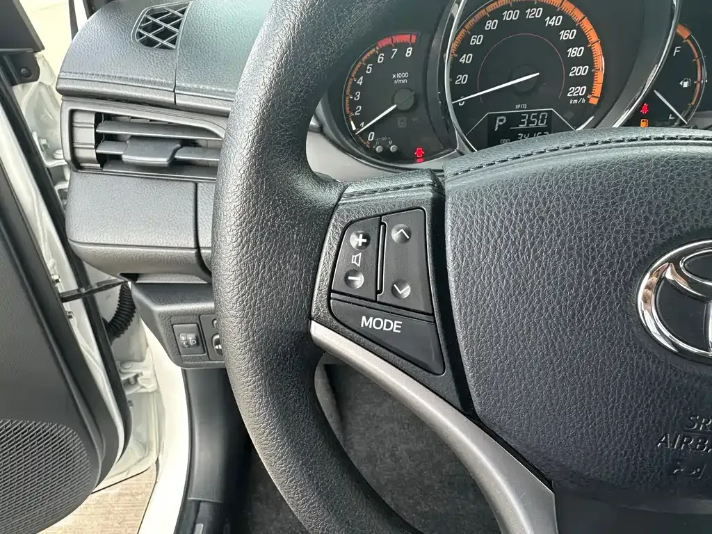 Toyota Yaris L — фото 9