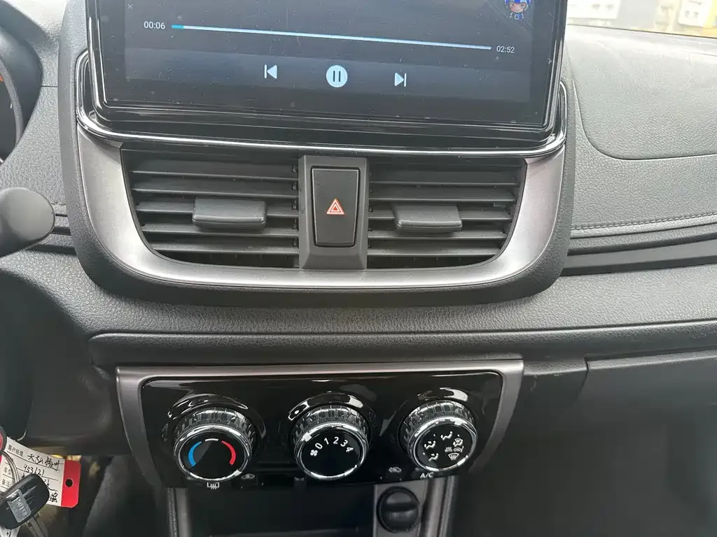 Toyota Yaris L — фото 3