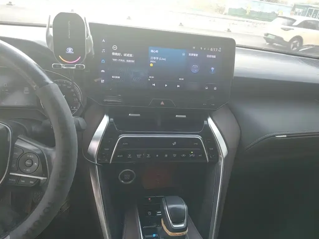 Toyota Harrier — фото 4