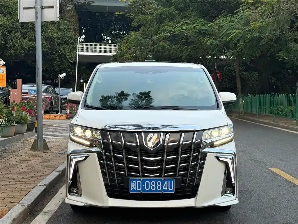 Toyota Alphard — фото 9