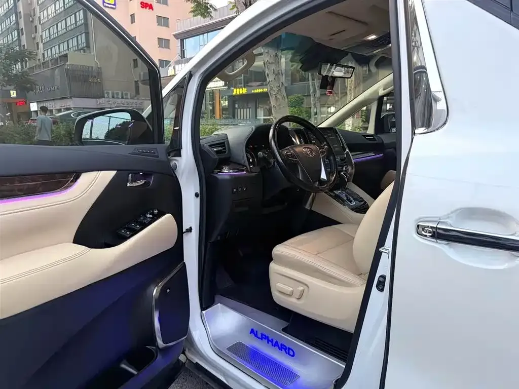 Toyota Alphard — фото 7
