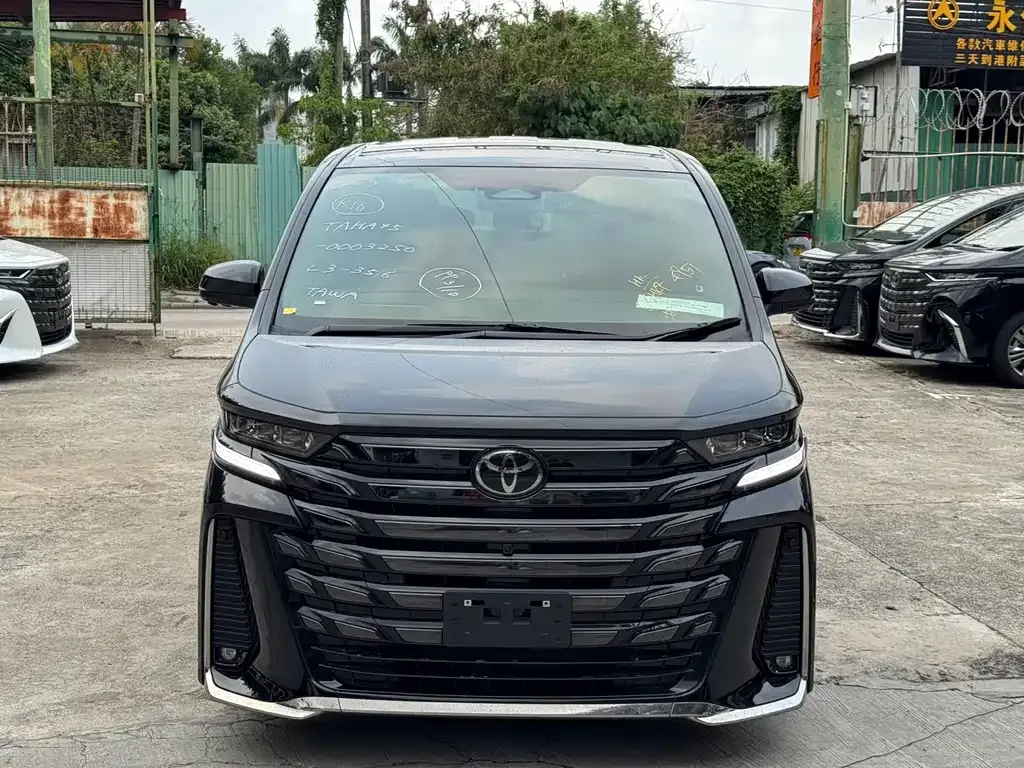 Toyota Vellfire — фото 1