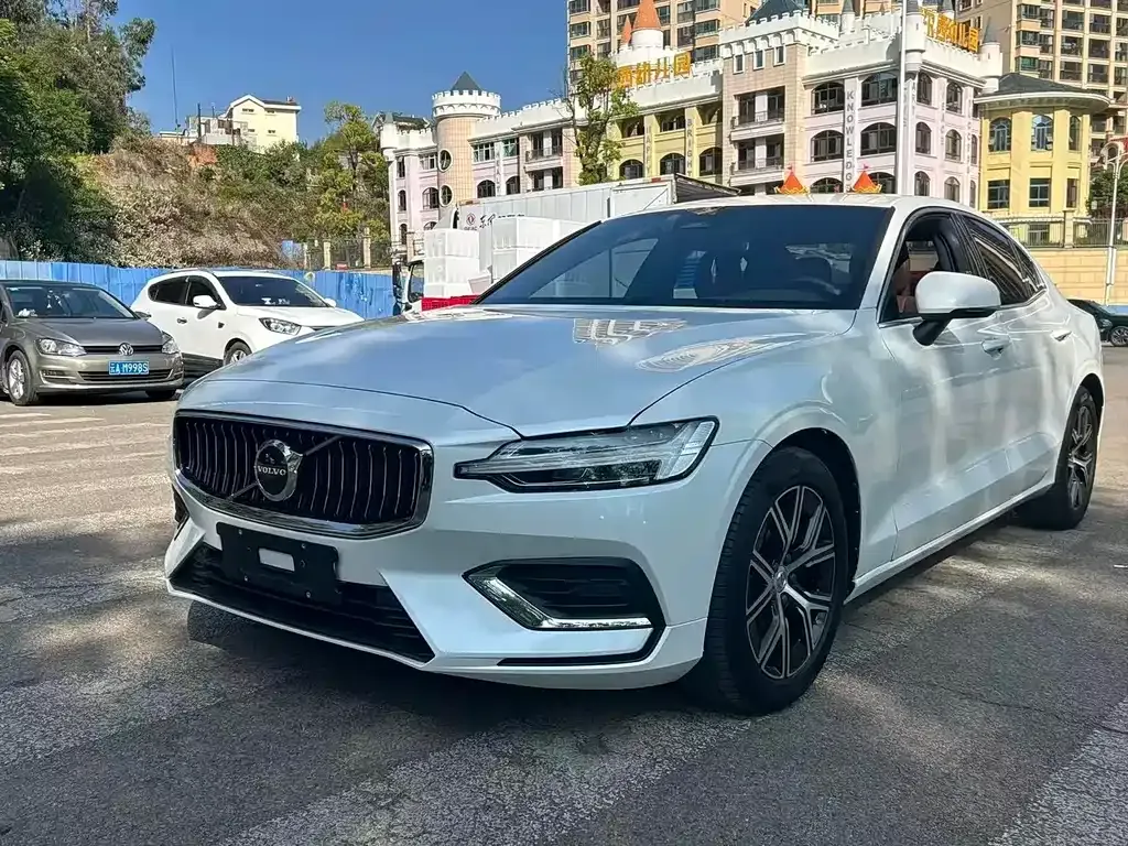 Volvo S60 — фото 1