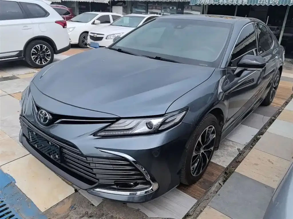 Toyota Camry — фото 1