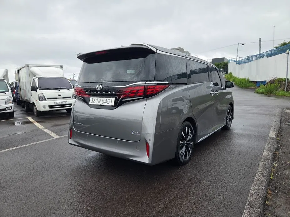 Toyota Alphard — фото 2