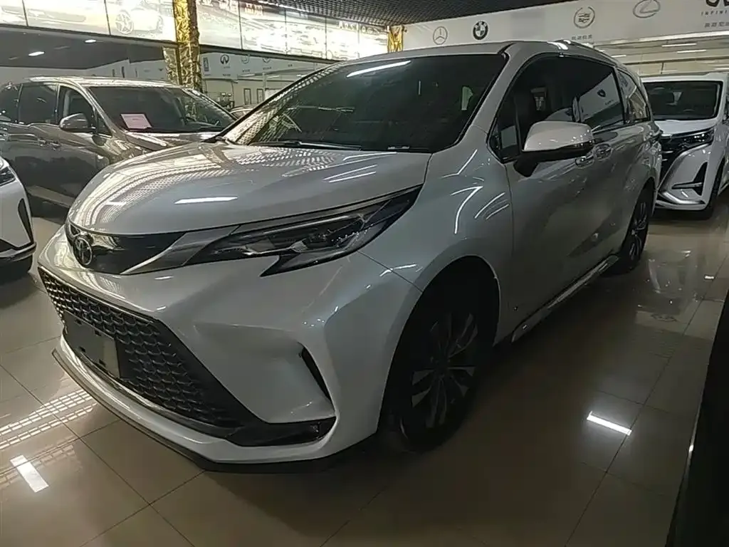Toyota Granvia — фото 1