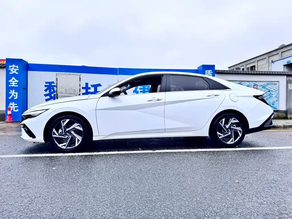 Hyundai Elantra — фото 4