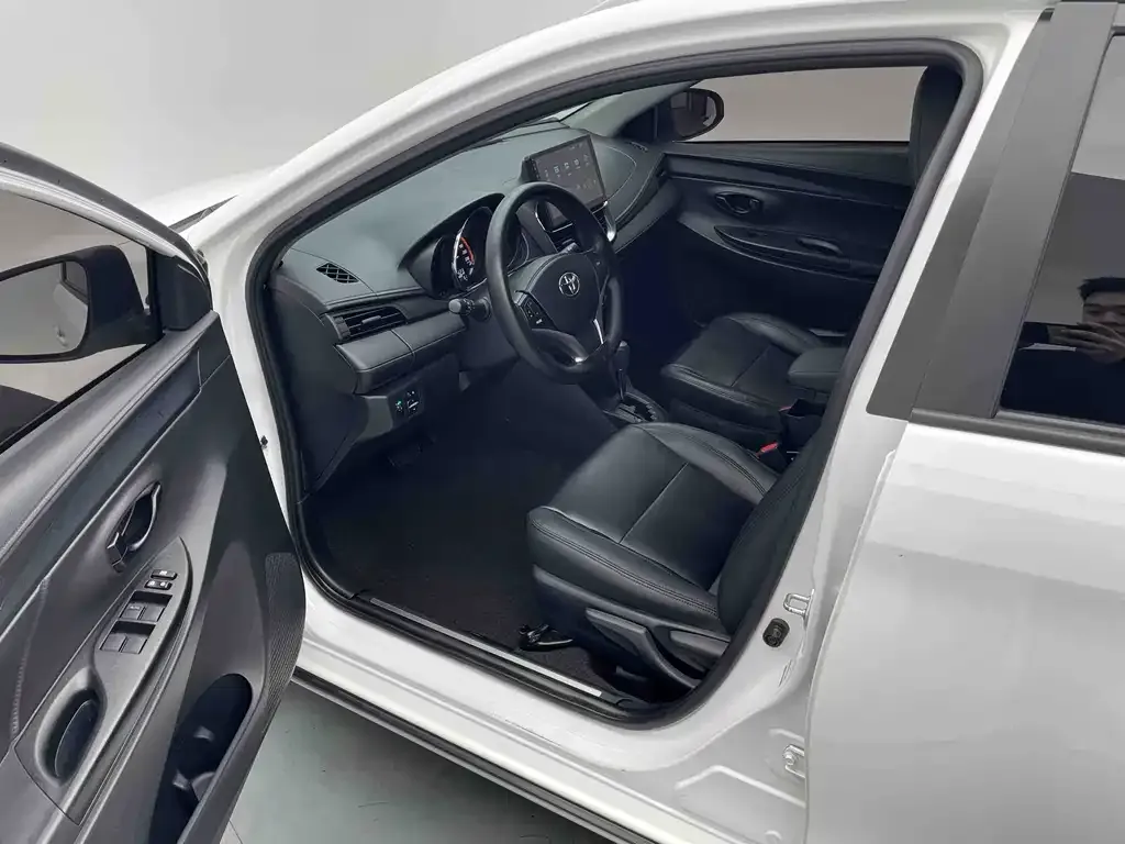 Toyota Yaris L — фото 7