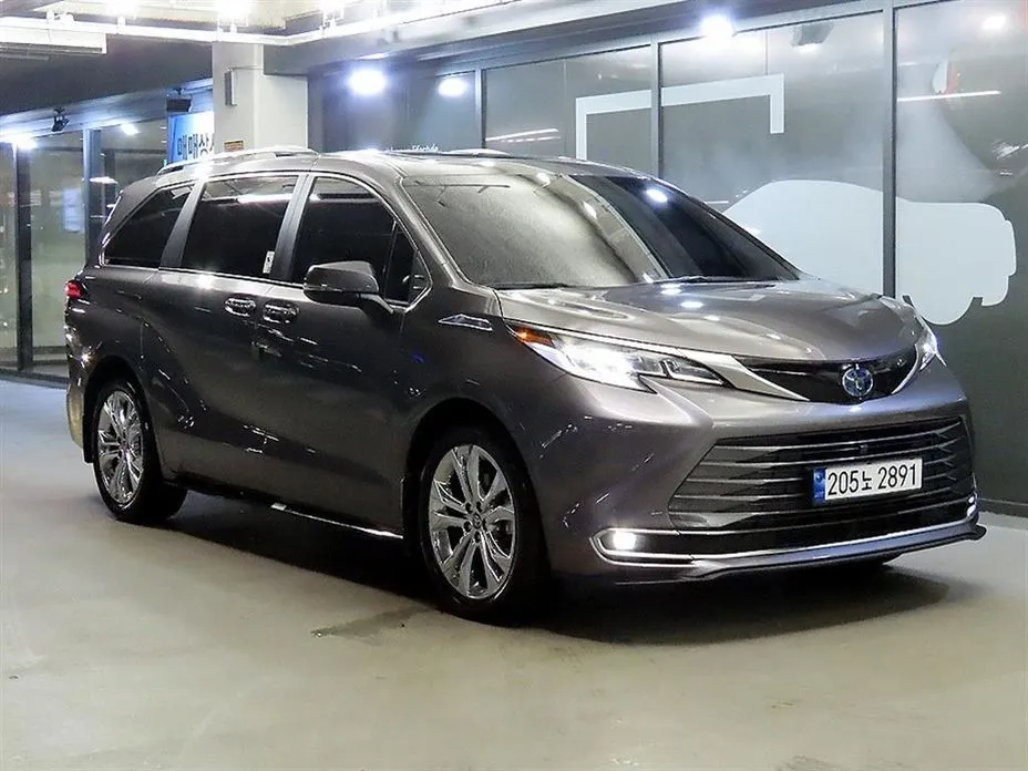 Toyota Sienna — фото 1