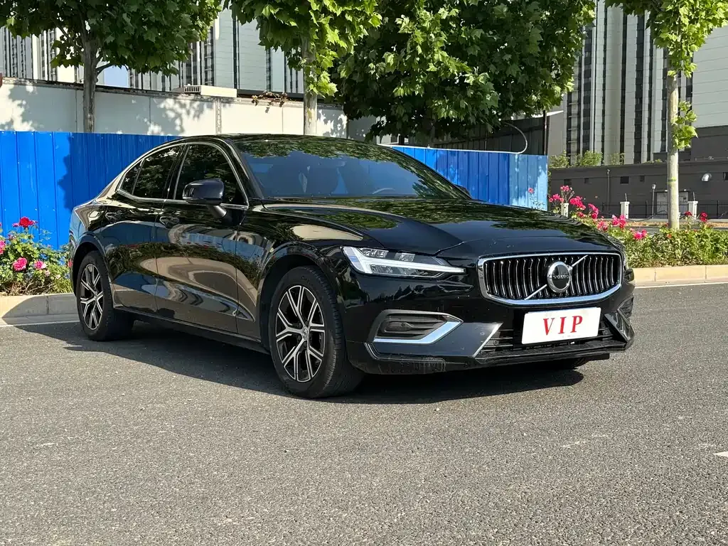 Volvo S60 — фото 1
