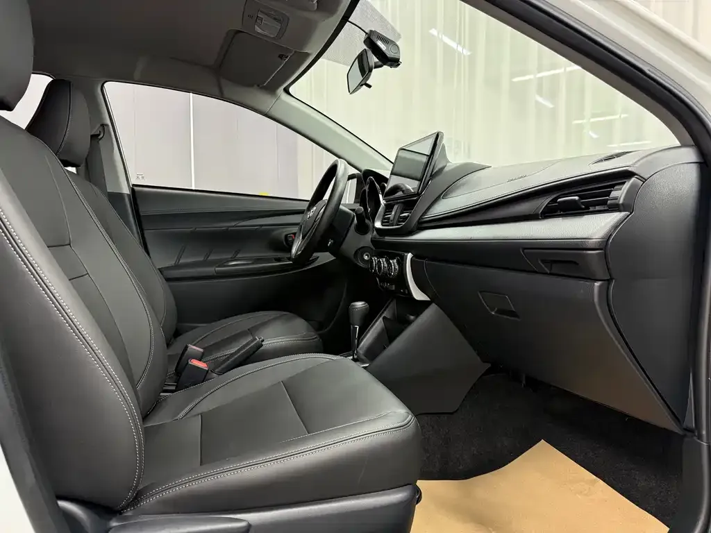 Toyota Yaris L — фото 4