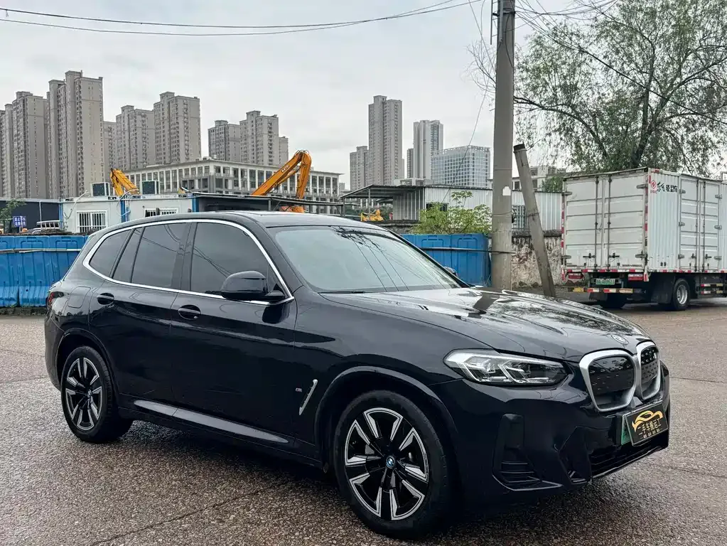 BMW iX3 — фото 10