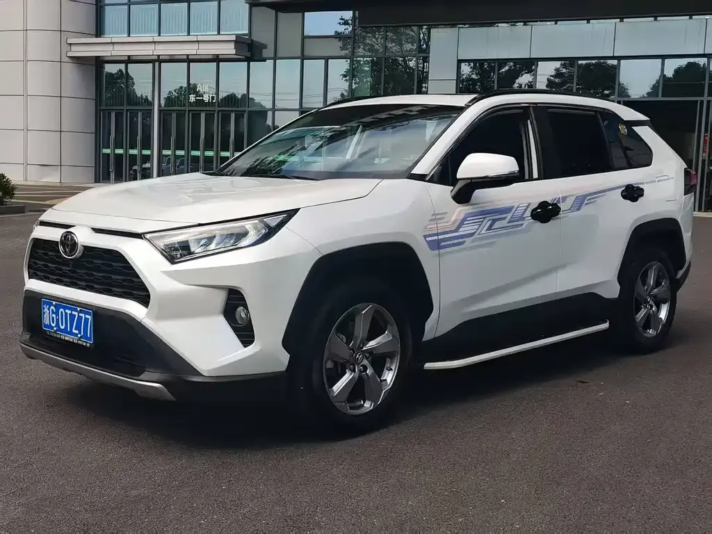 Toyota RAV4 — фото 1