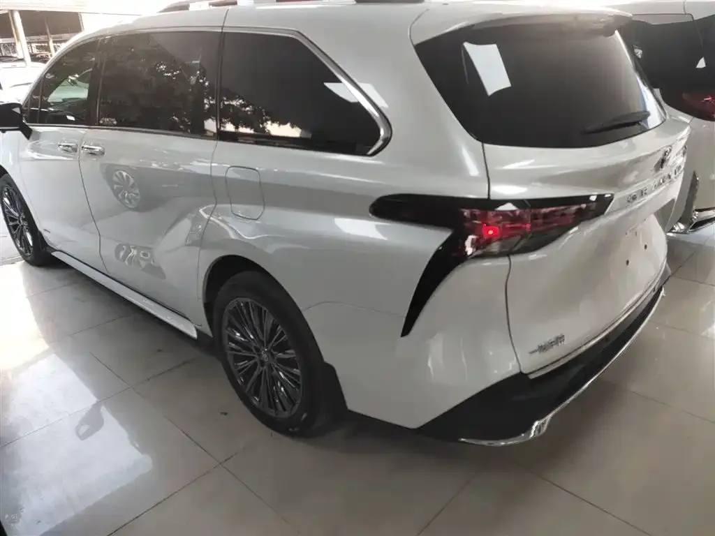 Toyota Granvia — фото 2