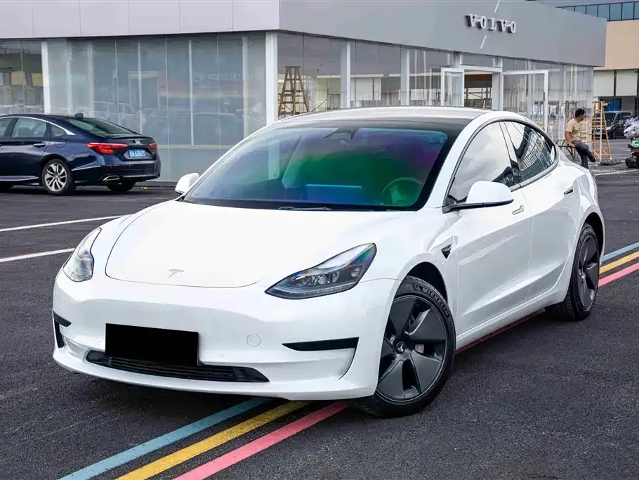 Tesla Model 3 — фото 1