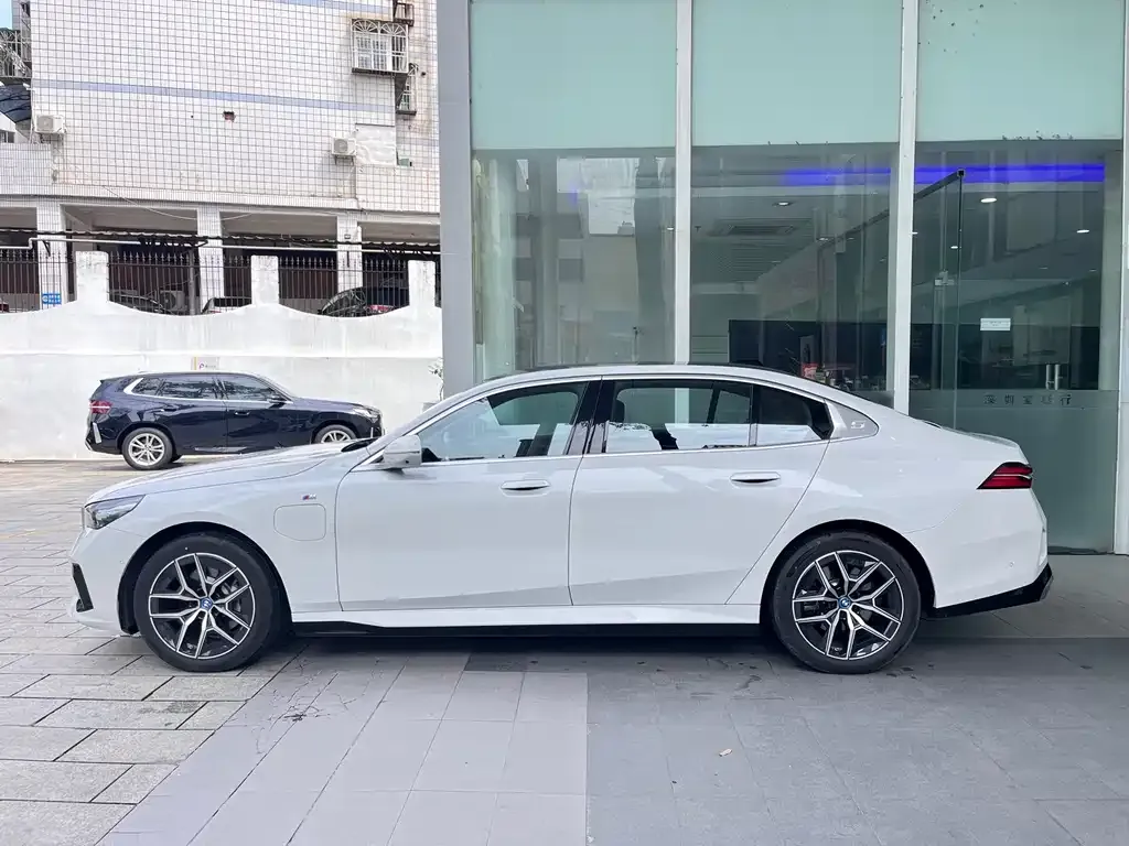 BMW i5 — фото 3