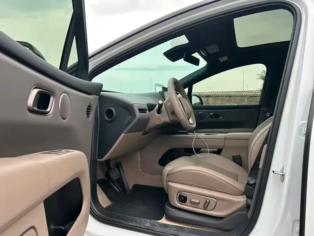 Li Auto i6 — фото 10