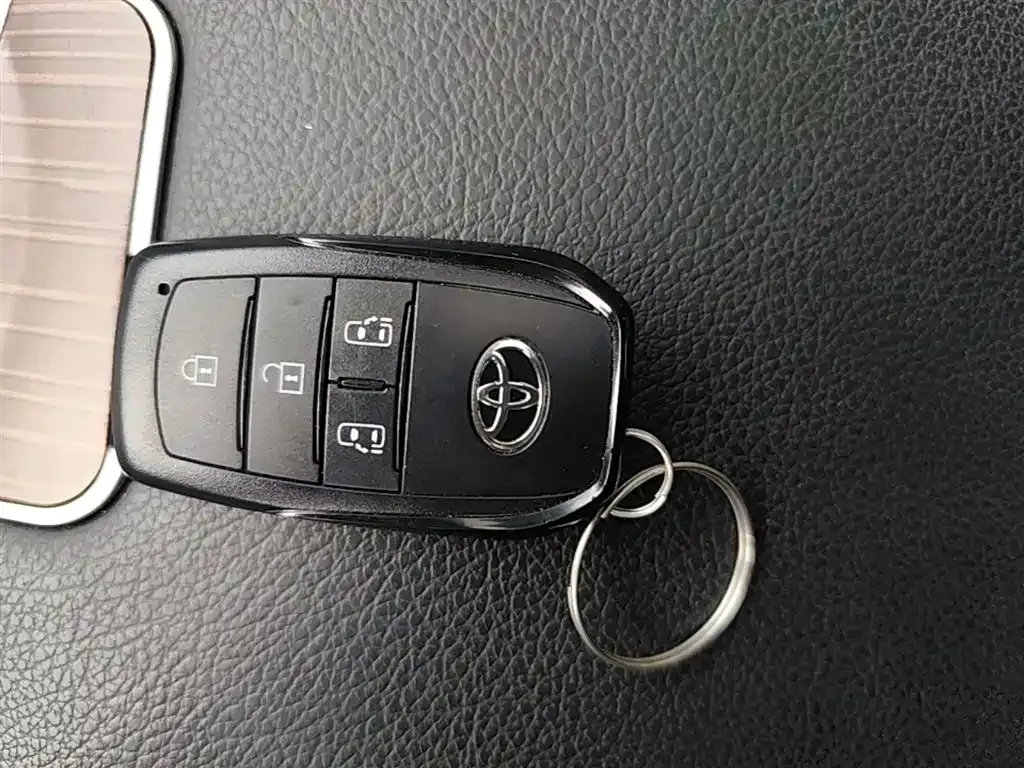 Toyota Granvia — фото 9
