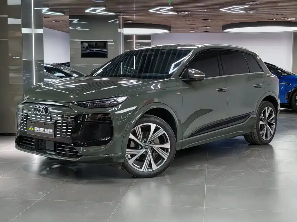 Audi Q6L e-tron — фото 1