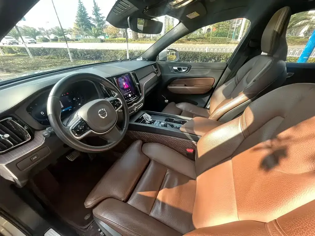 Volvo XC60 — фото 2