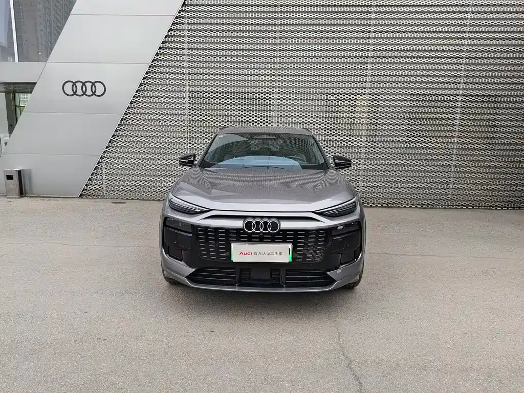 Audi Q6L e-tron — фото 1