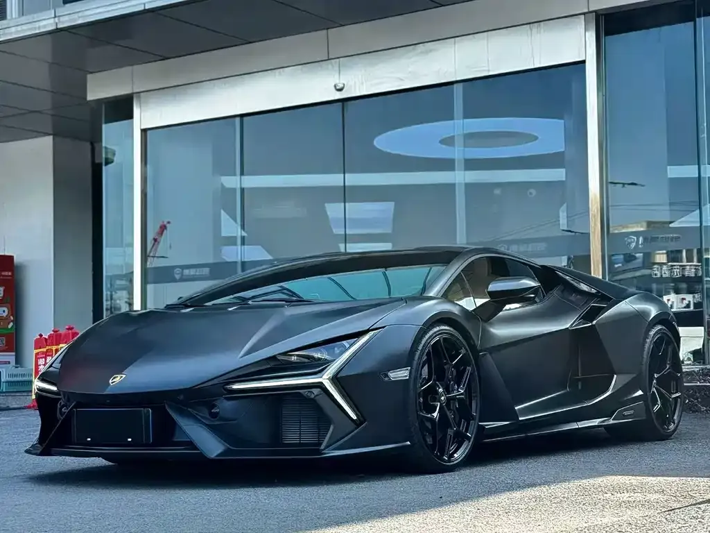Lamborghini Revuelto — фото 1