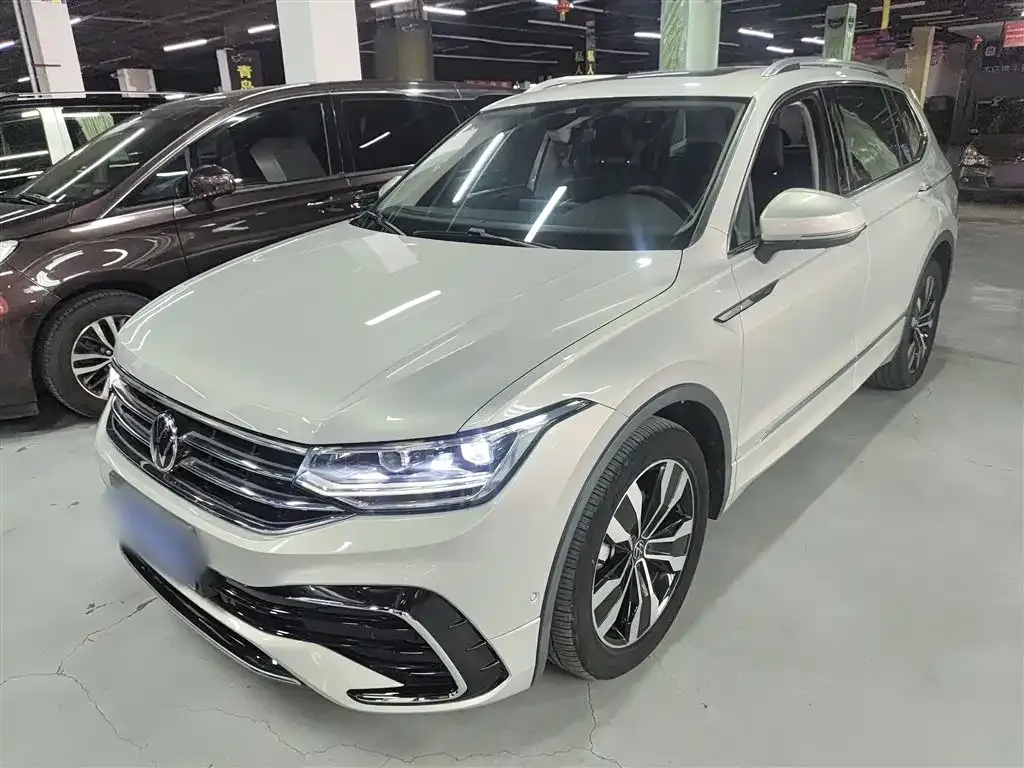 Volkswagen Tiguan L — фото 1