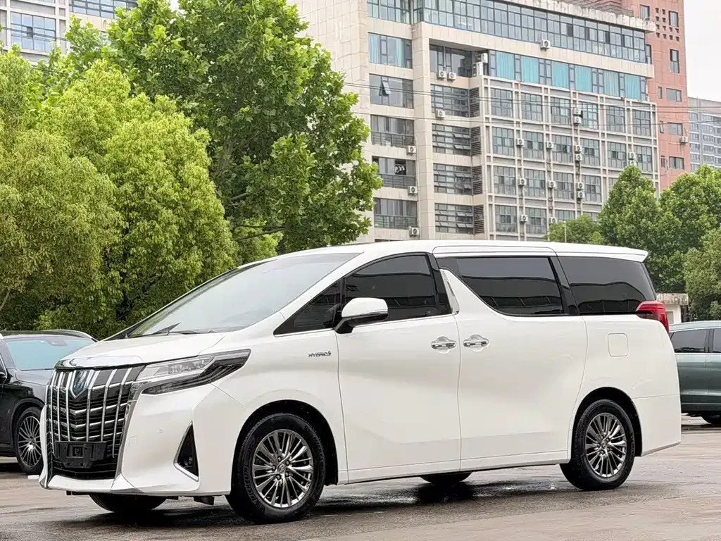 Toyota Alphard — фото 1