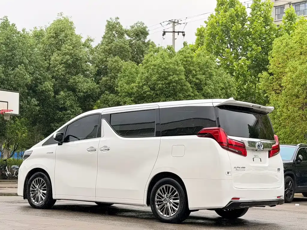 Toyota Alphard — фото 8