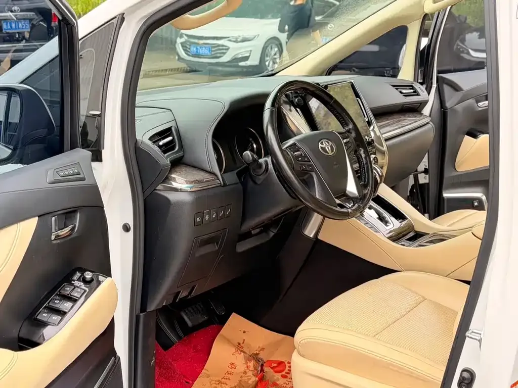 Toyota Alphard — фото 5