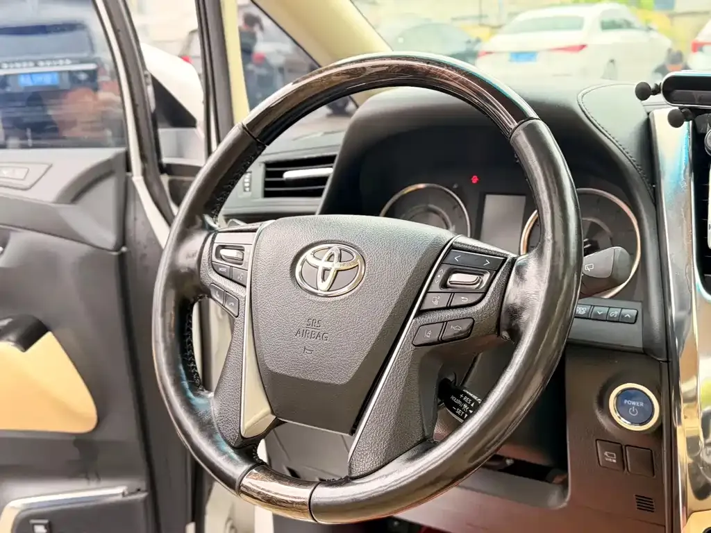 Toyota Alphard — фото 4