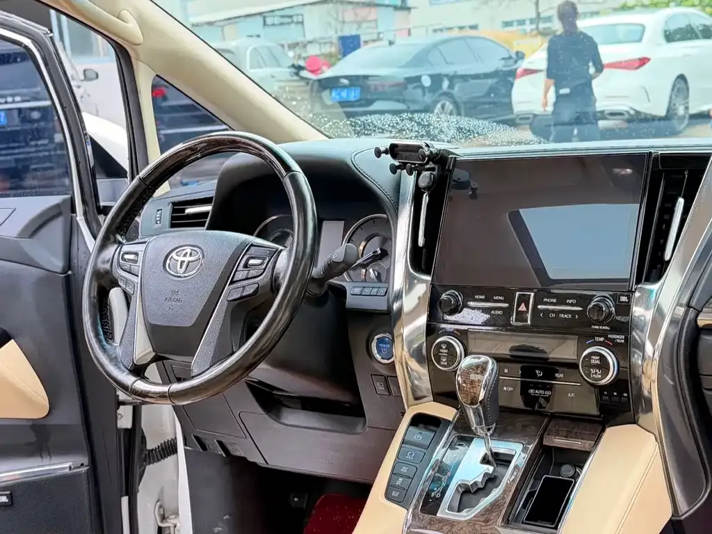 Toyota Alphard — фото 10
