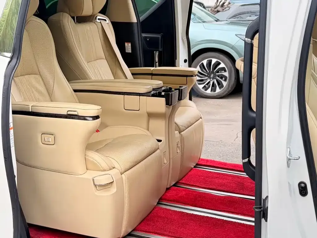 Toyota Alphard — фото 6