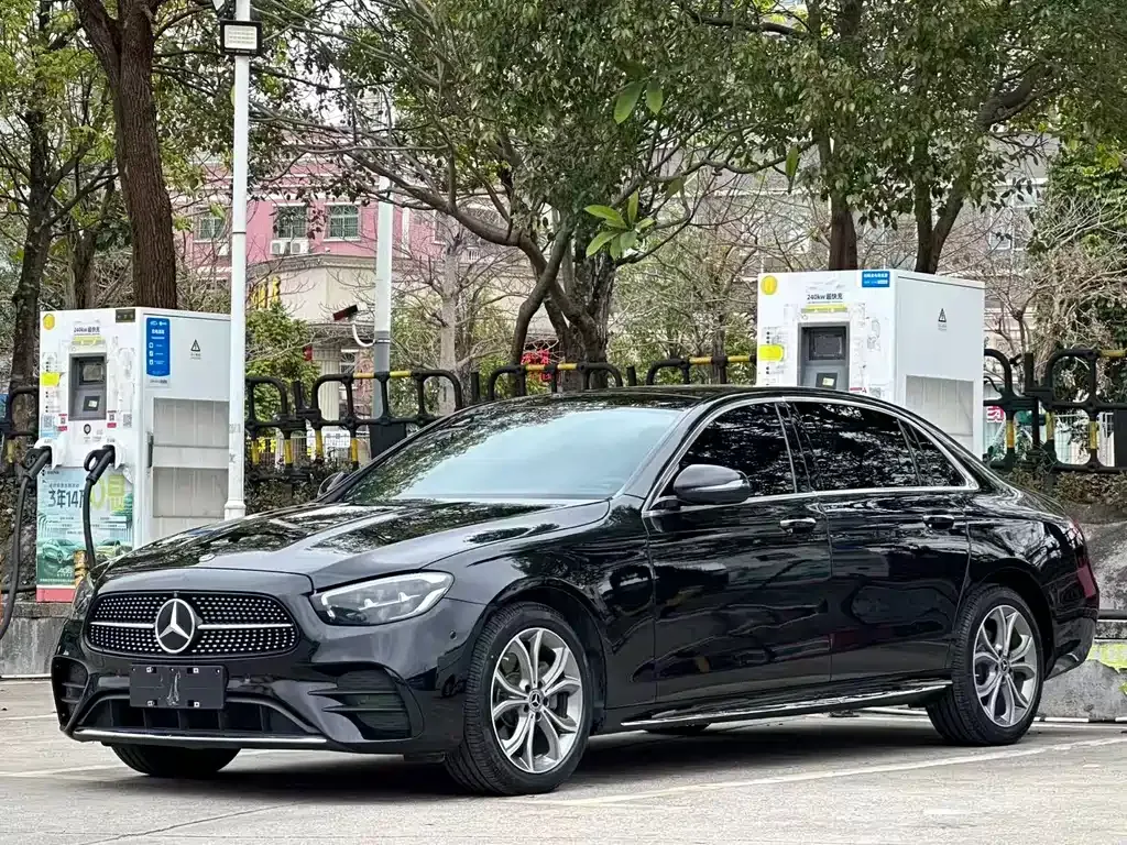 Mercedes-Benz E-Class — фото 1