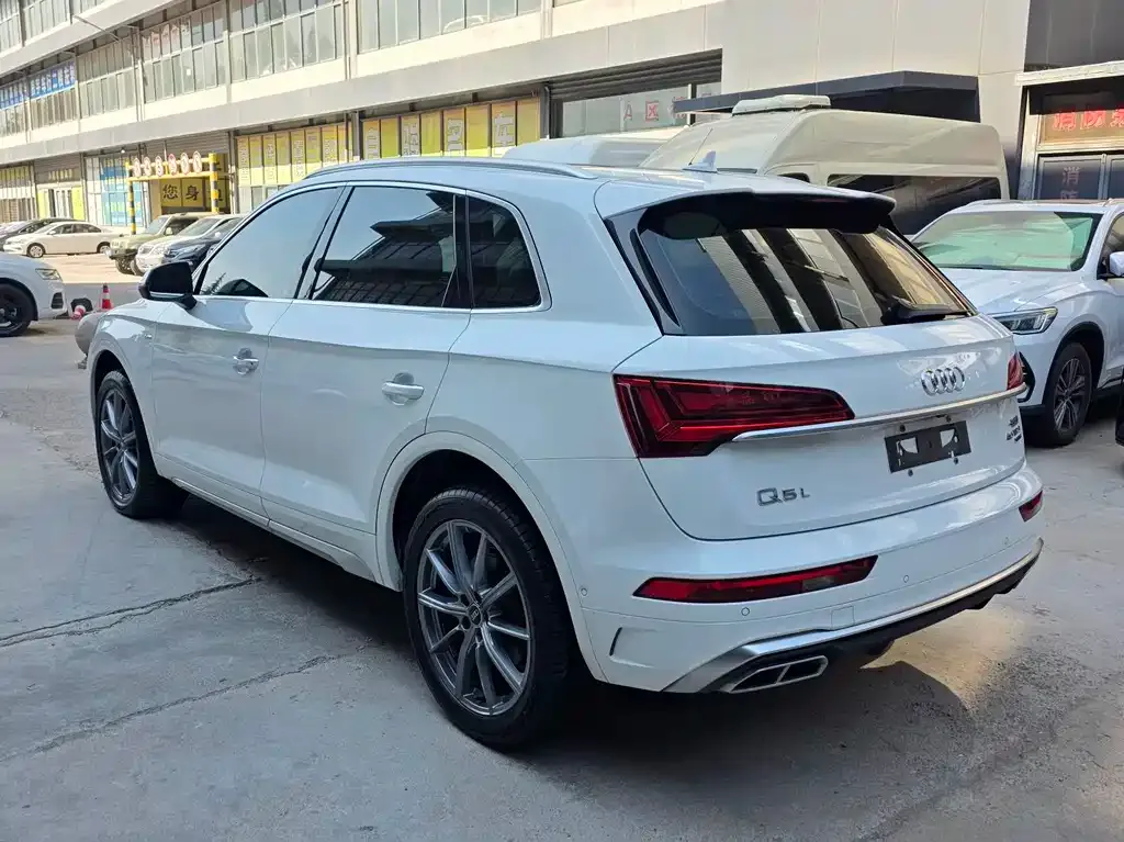 Audi Q5L — фото 5