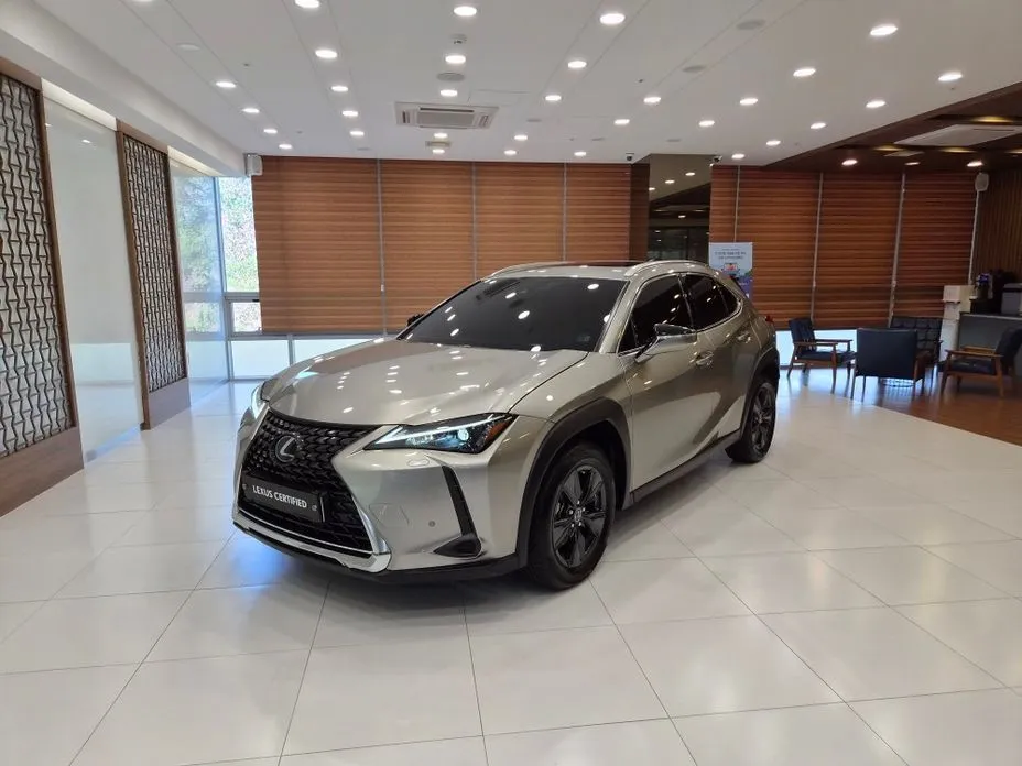 Lexus UX — фото 1