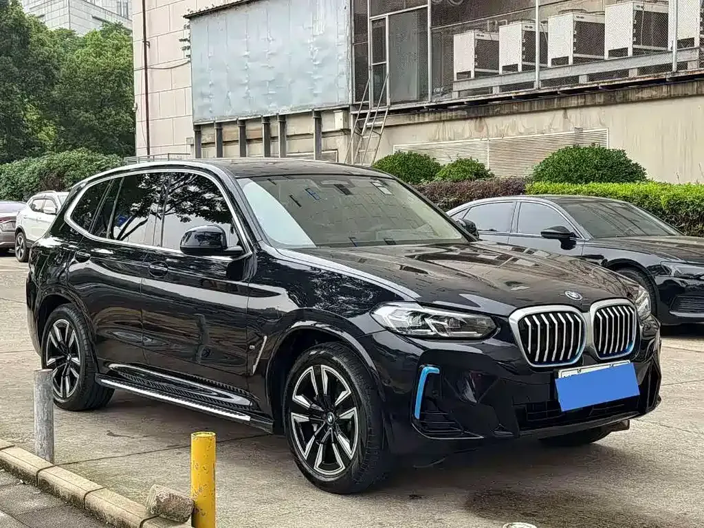 BMW iX3 — фото 10