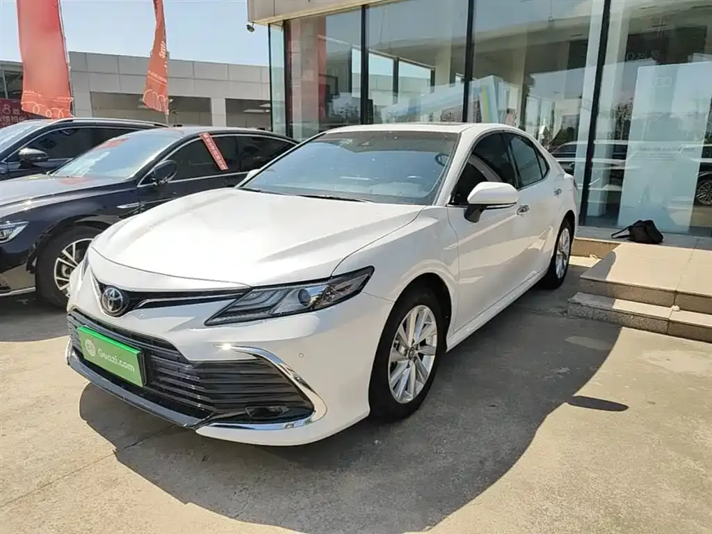 Toyota Camry — фото 1